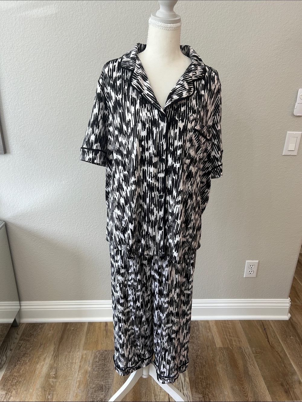 Simply Vera Vera Wang plus size Short-Sleeve Capri pajama set, XXL, NWT